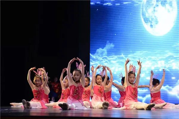诗涵这个女孩名字怎么样_诗涵名字的寓意是什么意思_诗涵