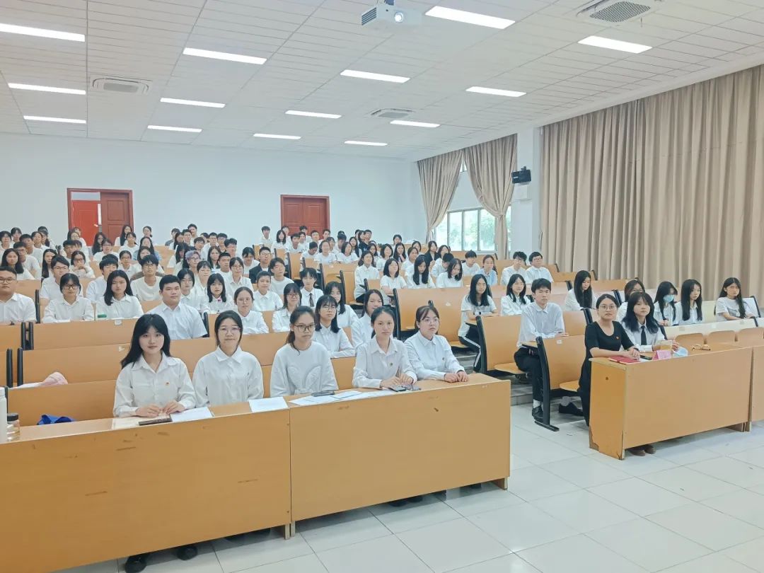 广州新华学院学费多少2021_广州新华学院收费标准_广州新华学院学费